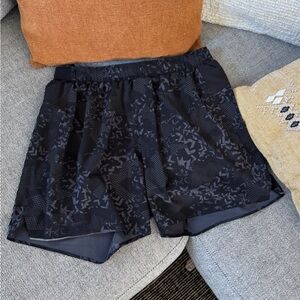 Lululemon Men’s Black Print Athletic Shorts Medium’s